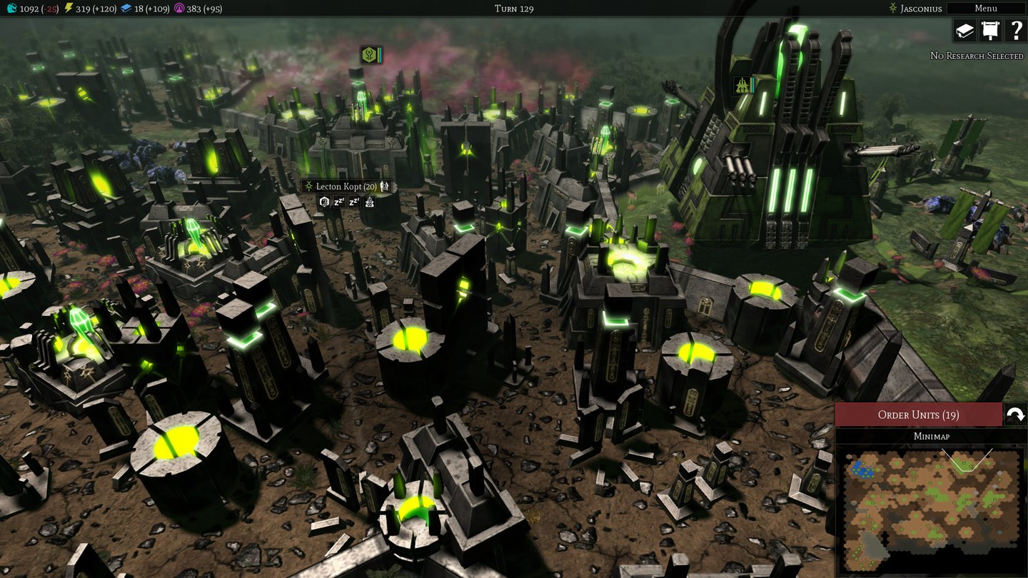 Warhammer 40K: Gladius - Relics of WarGenre-typisch wachsen im Spielverlauf unsere Basen und Städte, unsere Necrons führen natürlich den legendären Monolithen rechts als mobile Basis ins Feld.