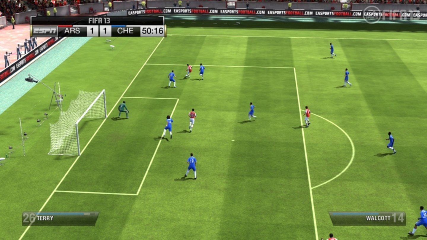 FIFA 13FIFA 13 tauscht auf der Wii U Spieltiefe gegen grafische Verbesserungen: das Zusammenstellen einer eigenen Mannschaft im Ultimade Team-Modus fällt weg, dafür glänzen sowohl das Spielfeld, als auf die Zuschauerränge mit HD-Texturen und besseren Animationen.