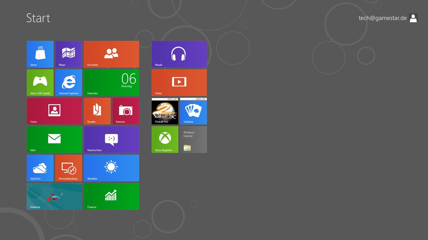 Nach erstmaligem Anmelden sind nur wenige Kacheln auf dem MetroUI-Startbildschirm zu sehen.