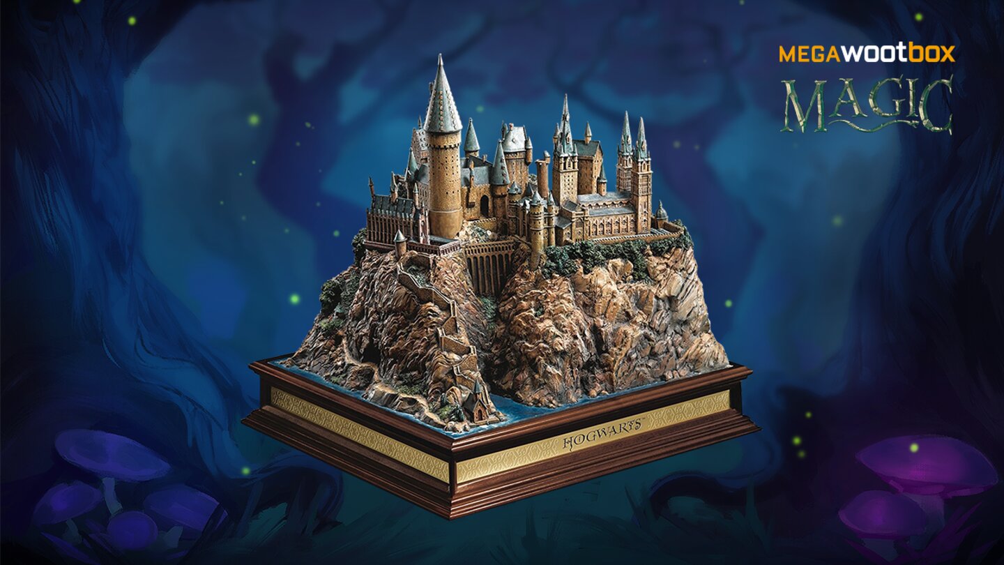 Harry Potter Hogwarts im Wert von 300 Euro. Die Schule Hogwarts, die von Godric Gryffindor, Helga Hufflepuff, Rowena Ravenclaw und Salazar Slytherin gegründet wurde, ist etwas ganz besonderes. Mit diesem Nachbau des Schlosses kannst du die architektonischen Details genauer unter die Lupe nehmen und dich von der handbemalten Schönheit verzaubern lassen. Die Skulptur wird mit einem Holzsockel geliefert und misst 34cm x 35cm x 32cm.