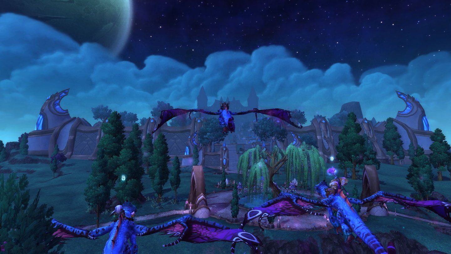 World of Warcraft: Warlords of DraenorAuf dem Rücken eines einheimischen Drachen verteidigen wir den Tempel von Karabor – vielen WoW-Spielern wohl besser bekannt als der Schwarze Tempel. Solche Quests mit Flugeinlagen oder Fahrzeugen lockern unsere Aufgaben immer wieder auf.