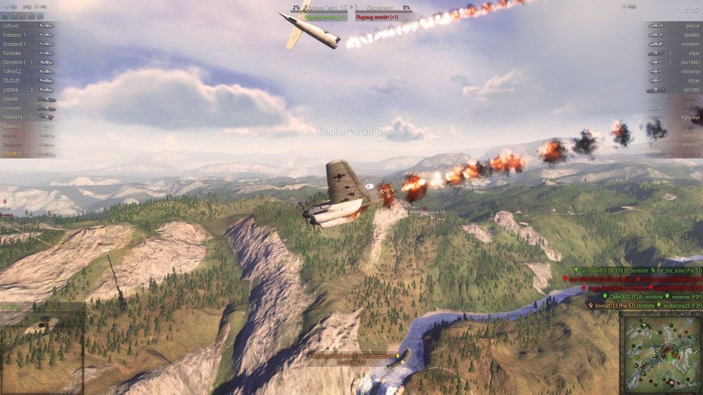 World of WarplanesAbgeschossene Flieger brechen spektakulär auseinander.