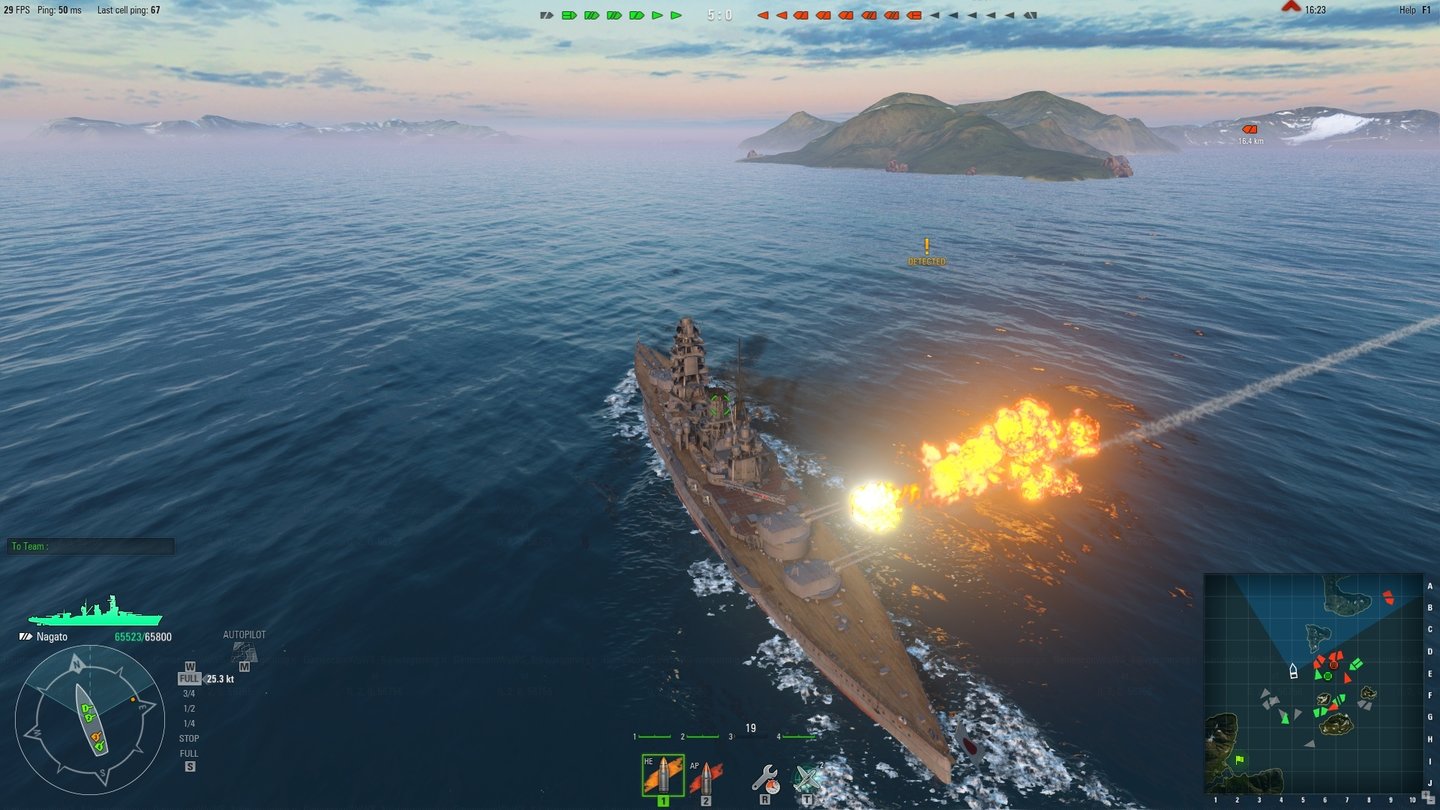 World of WarshipsUnser Schlachtschiff der Nagato-Klasse feuert aus seinem vorderen Geschützturm. Aus dieser Perspektive kriegen wir das Geschehen aber selten zu sehen - es sei denn, wir schießen ungezielt ins Blaue.