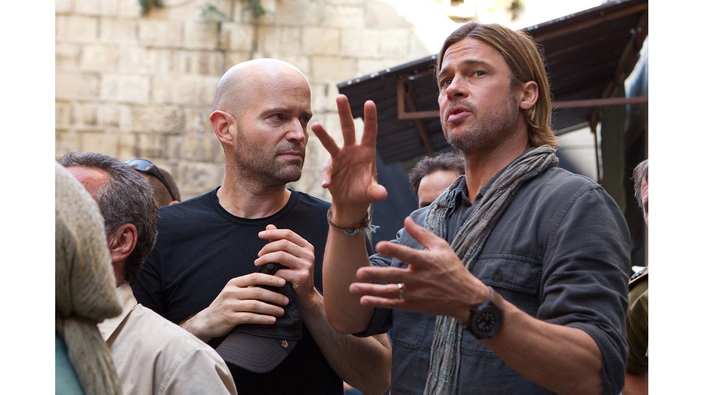 World War ZHauptdarsteller Brad Pitt bespricht eine Szene mit Regisseur Marc Forster.