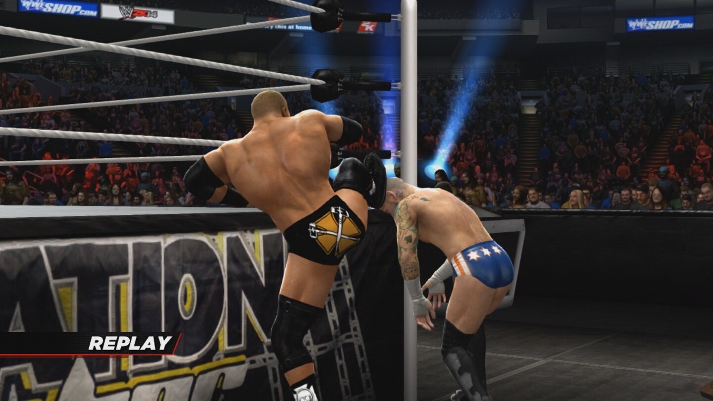 WWE 2K14Neue Aktion am Ringpfosten: Wer einen Finisher gespeichert hat, darf zum Big Boot ansetzen.