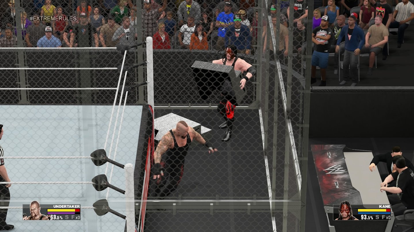 WWE 2K15Je nach Matchart sind auch eigentlich verbotene Objekte erlaubt - wie die Ringtreppe beim Hell-in-a-Cell.