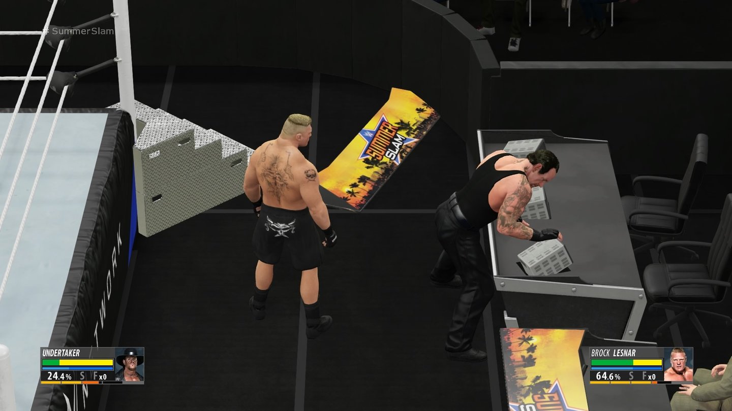 WWE 2K16Das darf natürlich nicht fehlen: Während des Matches dürfen wir die Kommentatorenpulte in den Kampfschauplatz einbinden.