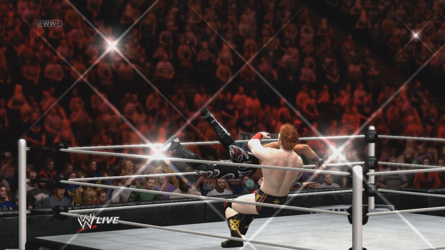 WWE13In WWE 13 geht das Publikum dank Originalaufnahmen ordentlich mit.