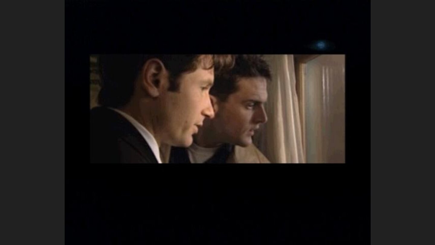 Agent Wilmore (that be you, the player) and Agent Moulder have just spotted a suspicious men coming out of a jeep in front of house.