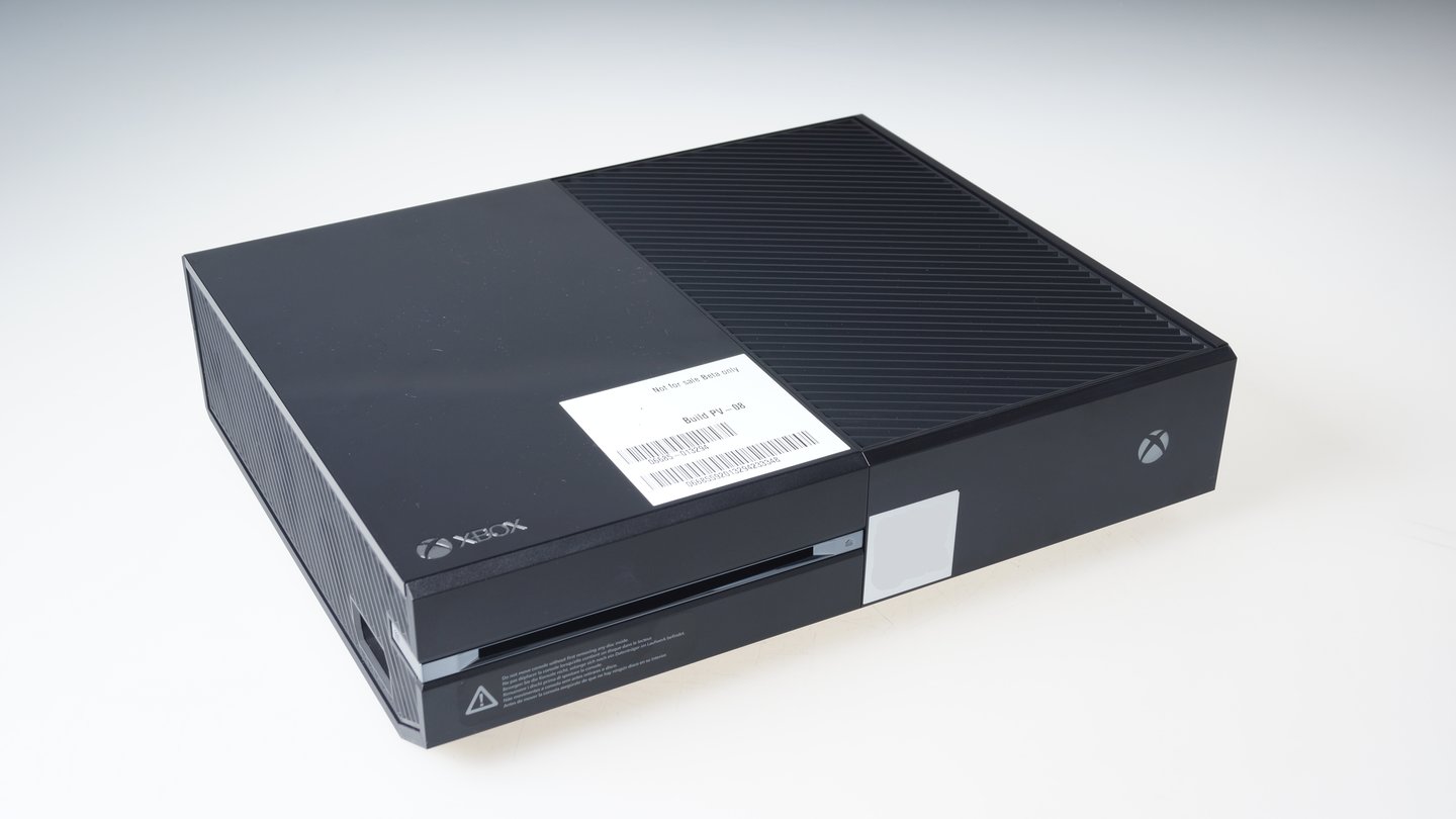Unsere Xbox One Debugkonsole. Die weißen Aufkleber auf unserer Debug-Konsole fehlen natürlich bei der Retail Xbox.