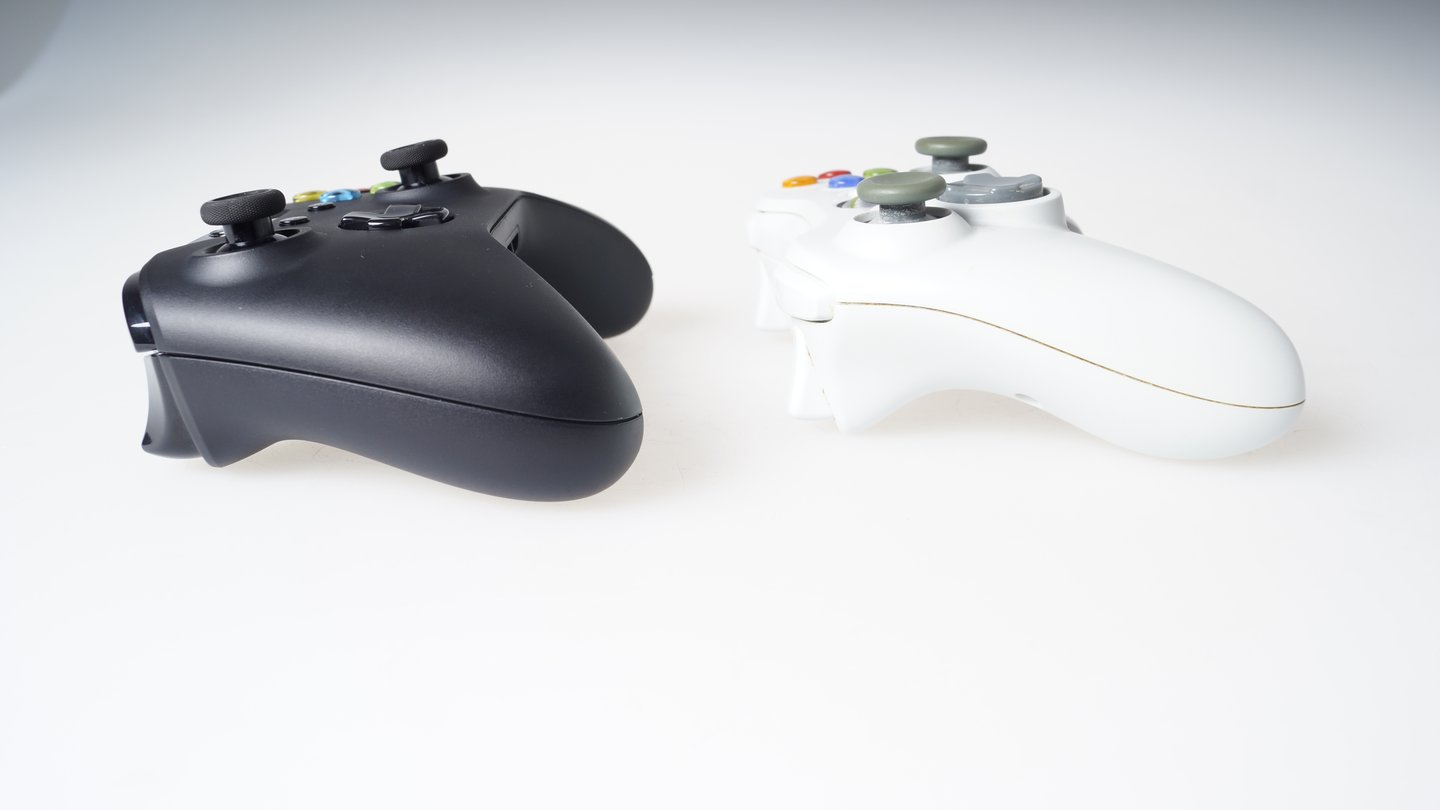 Xbox One Controller (links) und Xbox 360 Controller im Vergleich.