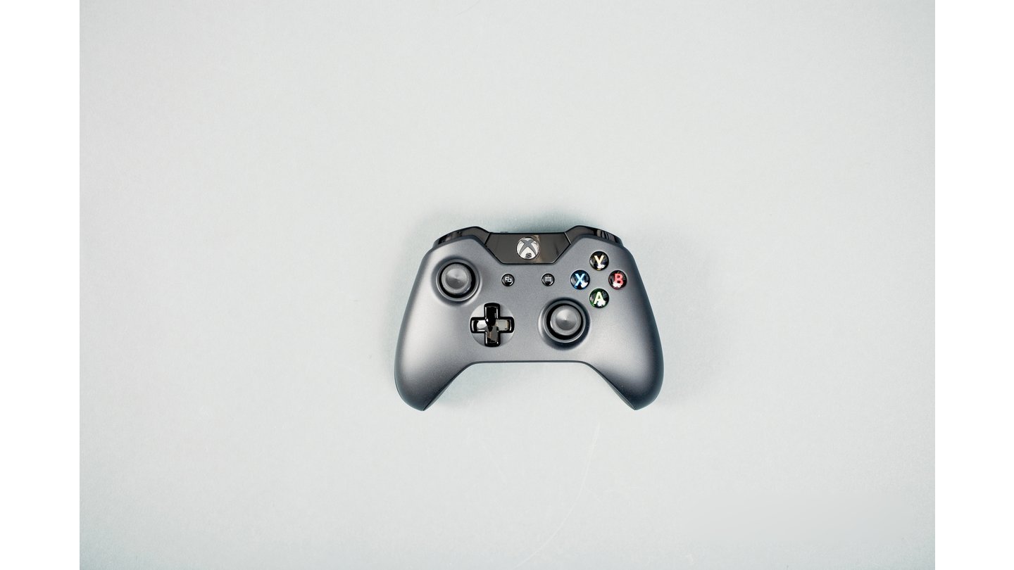 Xbox OneDer hier sehr silbrig wirkende Controller der Xbox One ist tatsächlich tiefschwarz.
