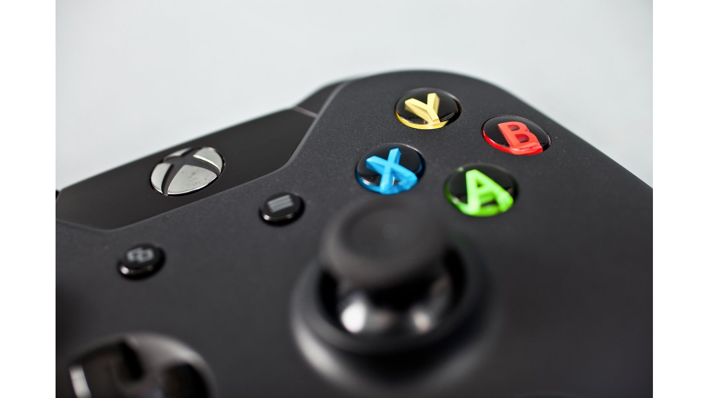 Xbox OneDer Xbox-Guide-Button ist ein ganzes Stück nach oben gewandert, sodass man ihn im Eifer des Gefechts nicht mehr aus Versehen drückt.