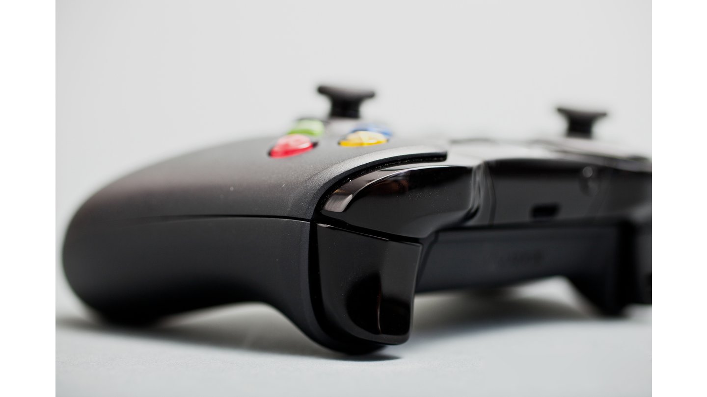 Xbox OneStrom bekommt der Controller wie bisher über zwei Batterien oder Akkus, die nun im oberen Teil des Gehäuses platziert werden.
