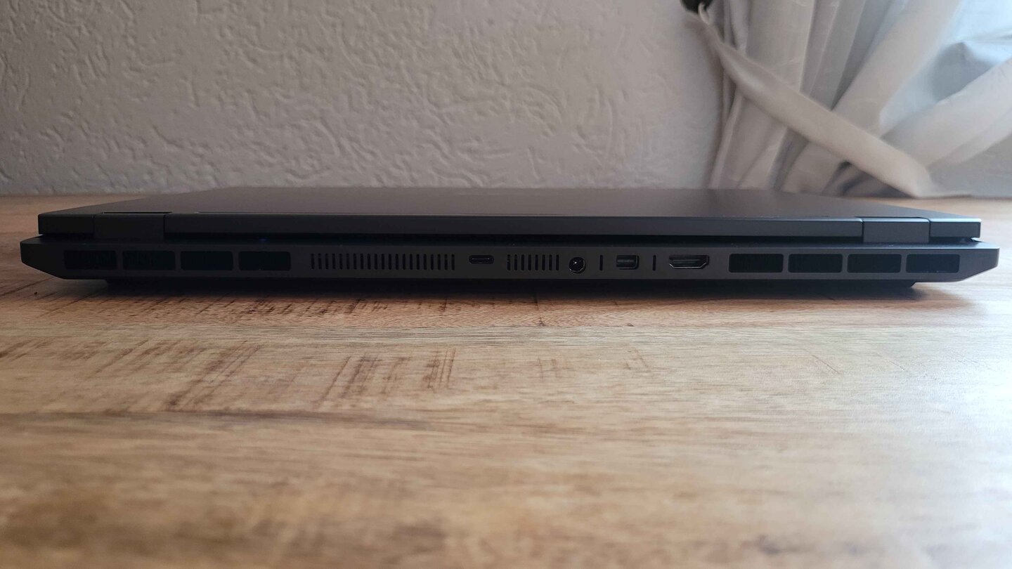 XMG Fusion 16 GameStar-Notebook Max 5070 Rückseite
Anschlüsse für: Strom, HDMI, Mini-DisplayPort 2.1 + USB 4 (Bildquelle: Tim Schweizer GameStar PC)