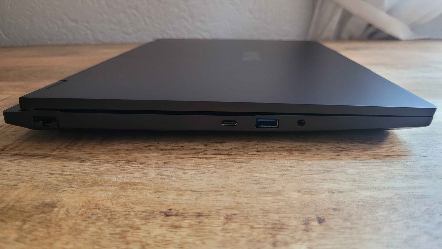 XMG Fusion 16 GameStar-Notebook Max 5070 - Links
Anschlüsse für: LAN, 2-in-1-Audio (Kopfhörer + Mikrofon), USB 3.2 Gen 1+ USB-C 3.2 Gen2
(Bildquelle: Tim Schweizer GameStar PC)