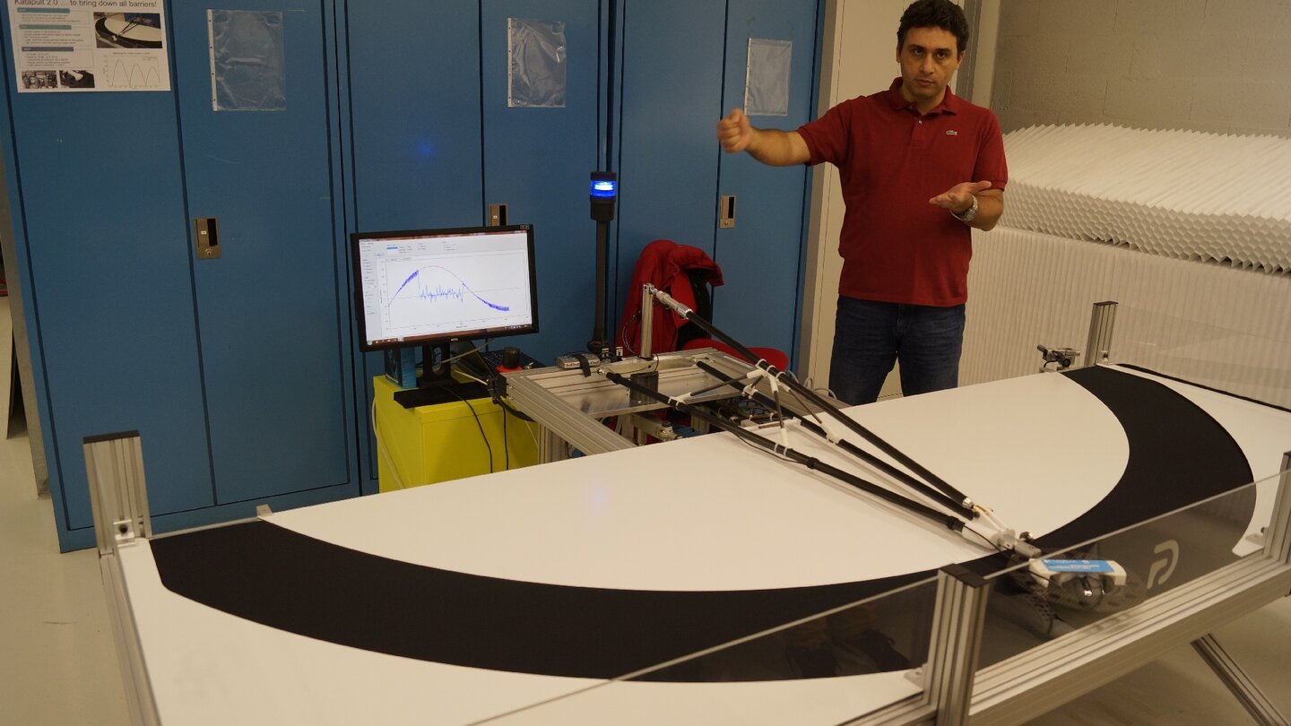 Hier wird gerade überprüft, wann der optische Sensor der G402 bei einem schnellen Schwenk von links nach rechts nicht mehr mitkommt und stattdessen den zusätzlich verbauten Bewegungsmesser und das Gyroskop zum Tracking nutzt.