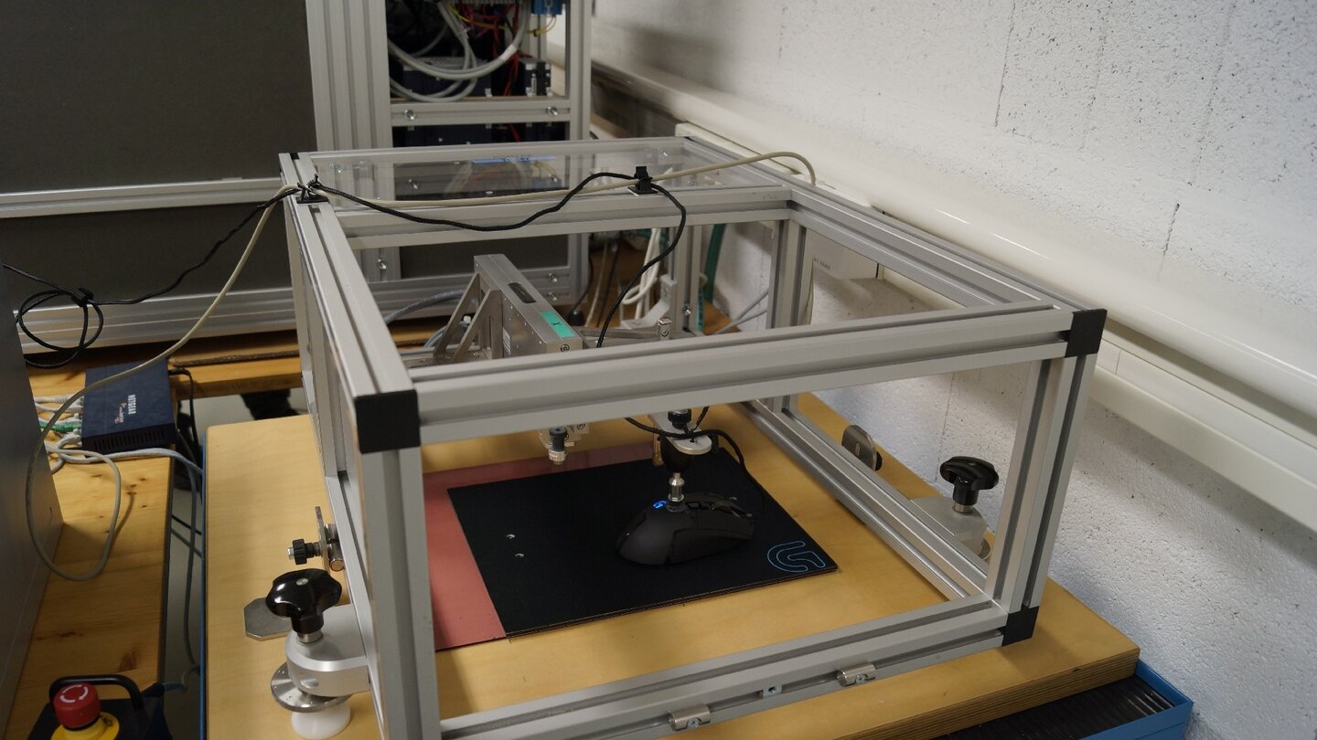 Statt die Oberfläche unterhalb des Sensors zu rotieren, führt diese Maschine typische Bewegungen mit der Maus selbst aus. Hier geht es also weniger um maximale Belastungsgrenzen als um einen alltagsnahen Test.