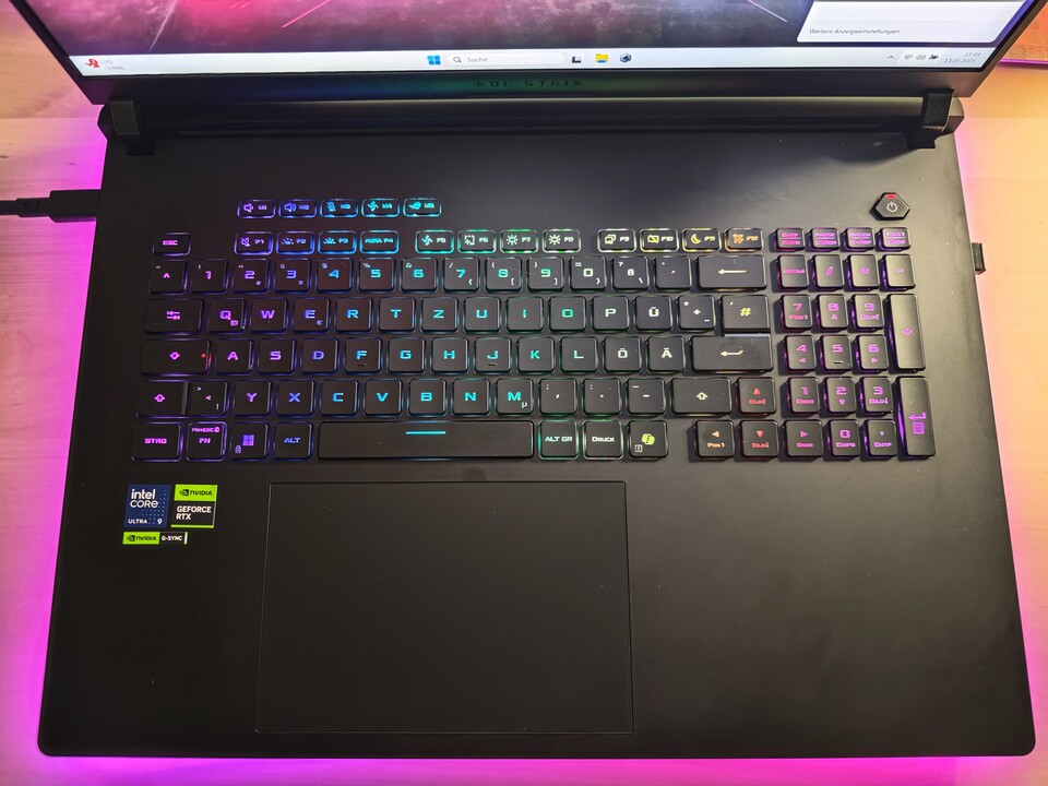 Die Eingabgeräte sind grundsätzlich gut, die Tastatur knarzt bei festem Druck allerdings deutlich.