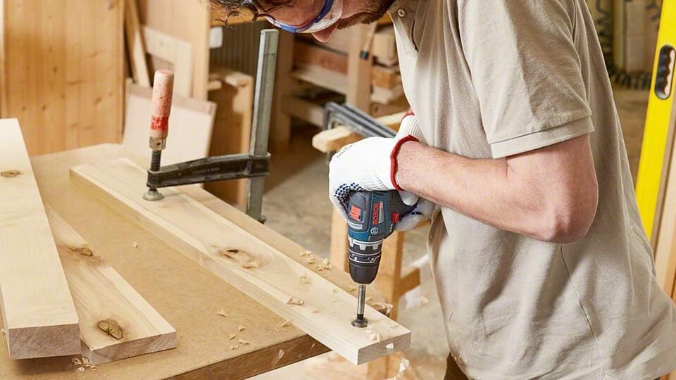 Bohren an extrem flachen Stellen, mit besonderer Präzision oder sogar um die Ecke: Die Aufsätze von Bosch Professional sind genial!