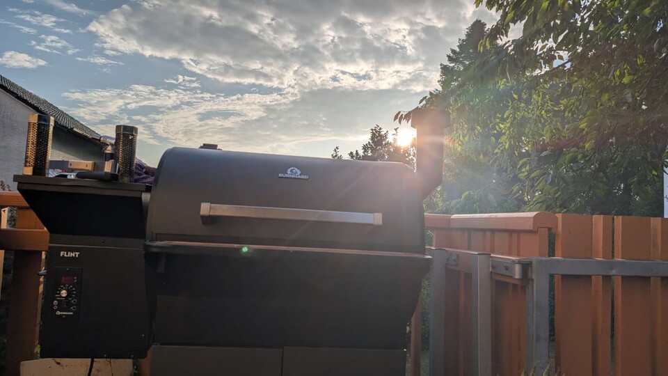 Der Burnhard Flint ist mein Pelletgrill. In ihm habe ich schon alles gemacht, von Pulled Beef über Smoked Belly Ends bis hin zu Räucherlachs oder schlicht Kartoffeln.