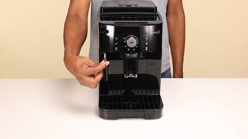 Die Magnifica S ist ein kompagter Vollautomat mit Milchschaumdüse. Viel Plastik ist verbaut - aber die Technik ist dafür extrem haltbar. Ich hatte in 7 Jahren keinen Ausfall.