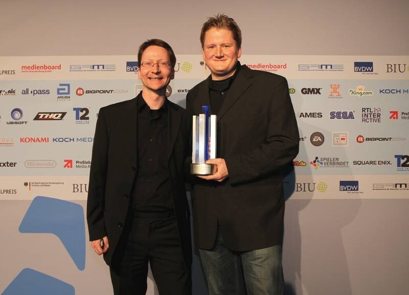 Thomas Pottkämper (Related Designs) und Christopher Schmidt (Blue Byte) freuen sich über den Preis &quot;Bestes Deutsches Spiel&quot;...