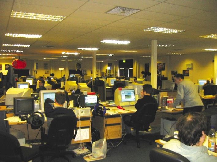 58 Programmierer arbeiten in einem Großraumbüro bei London an DTM Race Driver.