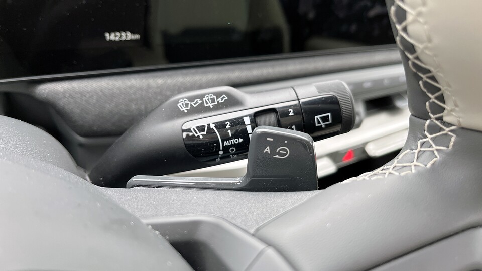 Beim Kia EV3 kann ich die Rekuperation in mehreren Stufen mit den Wippen am Lenkrad einstellen.