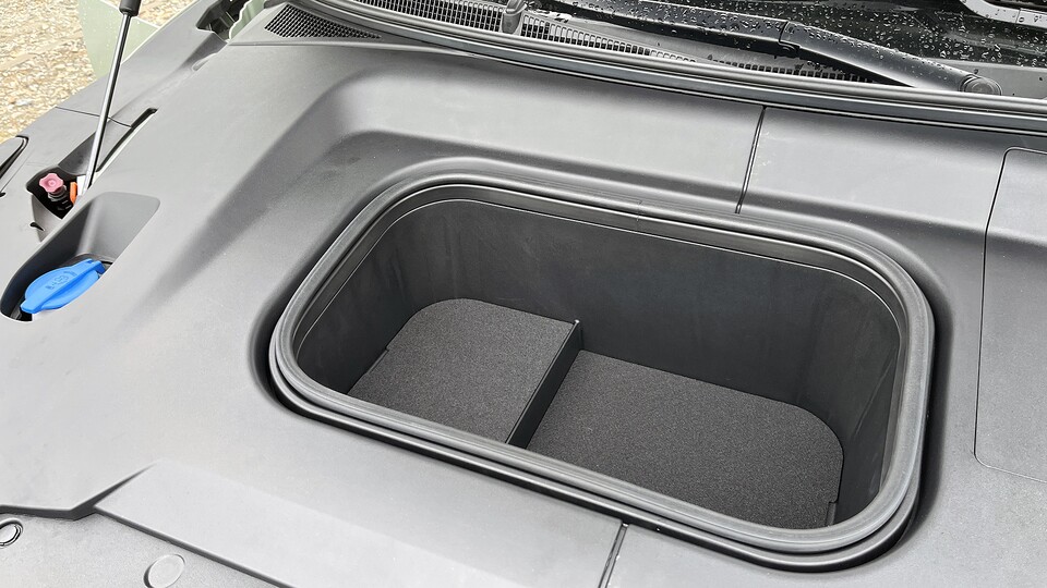 Der »Frunk« im Kia ist nicht riesig, aber groß genug für Flaschen, Erste-Hilfe-Set oder Ladekabel.