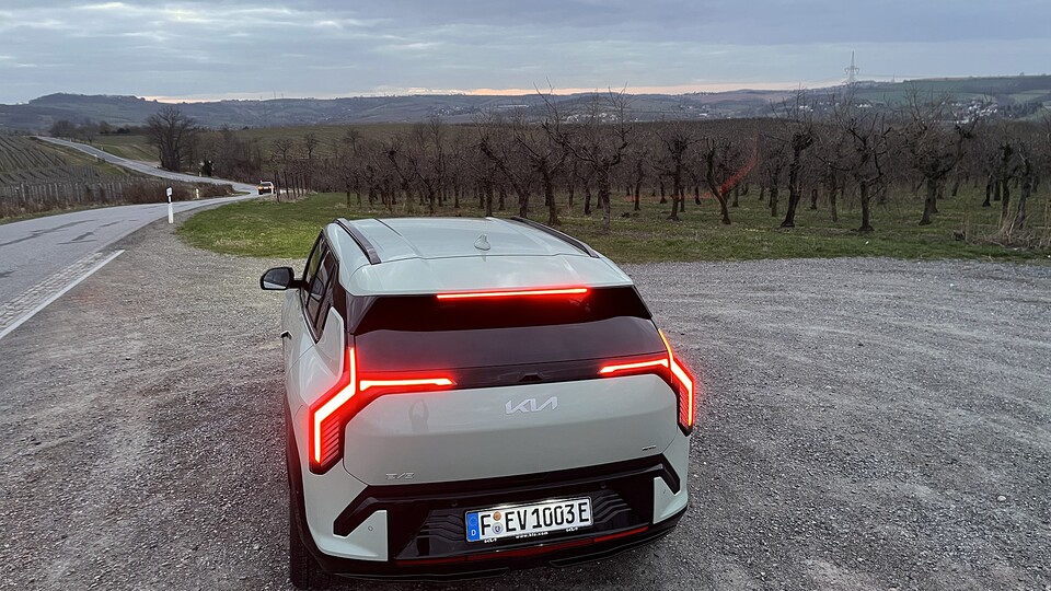 Die Stille beim Fahren lässt sich nur schwer auf einem Bild festhalten. Daher hier ein Bild mit ähnlich neruhigender Wirkung: Der KIA bei Dämmerung nahe einer Apfelplantage.