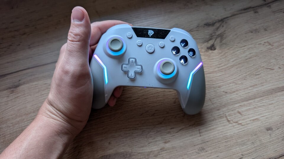 Der Controller liegt gut in der Hand, hat zusätzliche Tasten vorne und hinten und ein paar kleine RGB-Elemente.