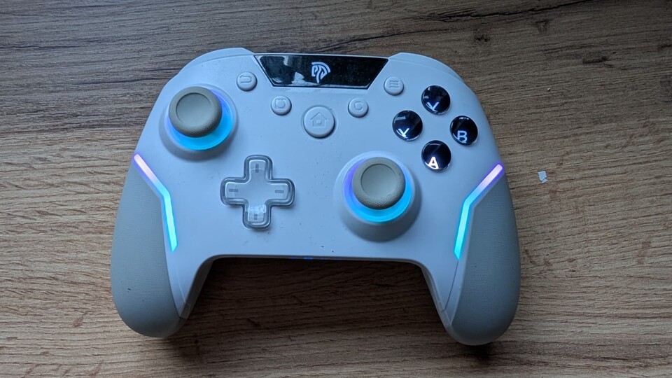 Der EasySMX X20 hat alles, was ich mir von einem Controller wünsche, inklusive einer gummierten Oberfläche für die Handinnenseite.