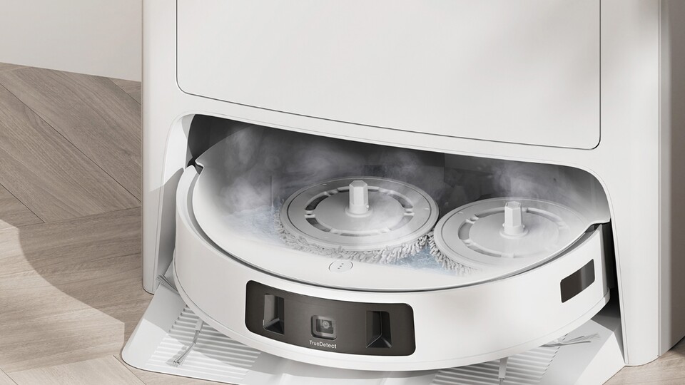 Die vollautomatische Station, reinigt, leert, trocknet und füllt den Saugroboter - ihr könnt euch also entspannen.