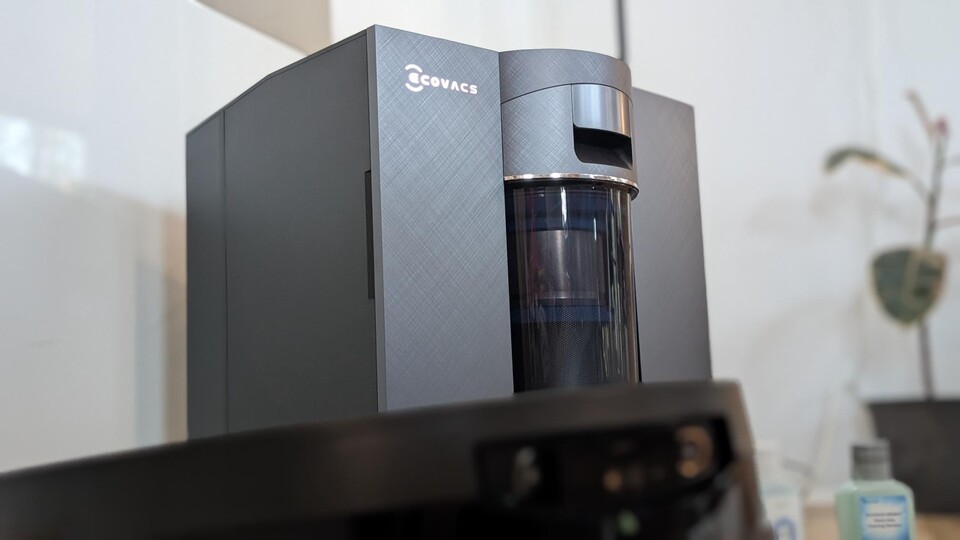 Die Station sieht schick aus, nimmt jedoch auch einiges an Platz weg. Dennoch: Sie ist die beste Saugroboter-Station, die ich bisher kenne.