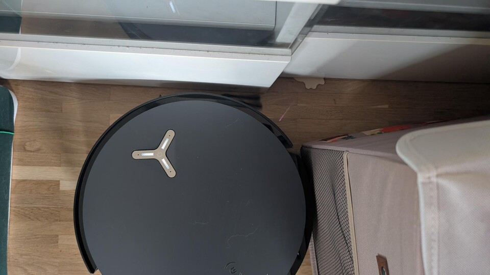 Optisch hat sich der X12 ebenfalls etwas verbessert. Außerdem erreicht er besser die Kanten als vorherige ECOVACS-Saugroboter.