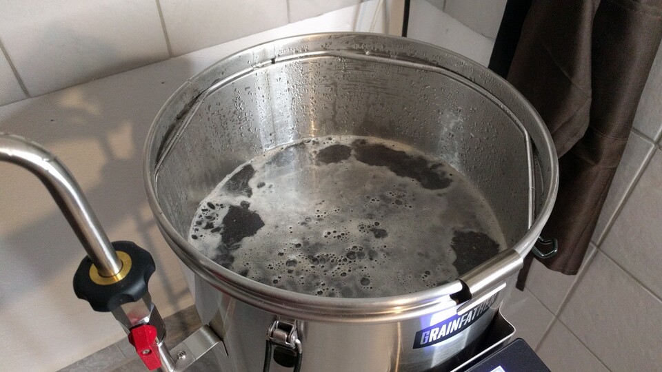 Selbstgemachtes Bier duftet während des Brauprozesses verführerisch. Manche empfinden den Geruch aber auch als Gestank. So oder so solltet ihr die Möglichkeit haben, den Raum zu lüften. (Bildquelle: Nele WobkerGameStar Tech)