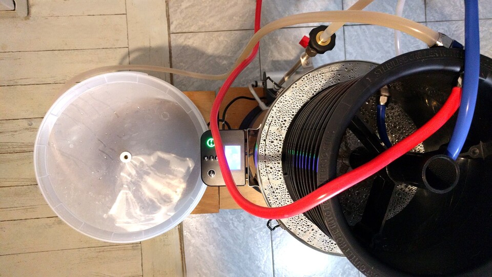 Hier wird über den helleren Schlauch das Gebräu in den Gärbehälter gepumpt. Auch das macht der Grainfather für mich. (Bildquelle: Nele WobkerGameStar Tech)