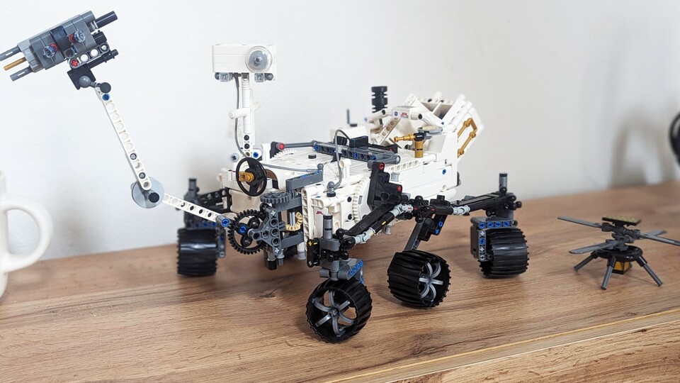 Hier ist er: Mein zusammengebauter Mars-Rover Perserverance - kaum zu glauben, dass so einer gerade auf dem Mars unterwegs ist.