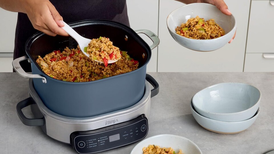 Der neue Topf von Ninja ist ein Multikocher, der aber genauso auch fürs Backen geeignet ist.