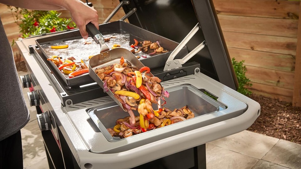Auch Weber hat einen Plancha-Grill im Angebot - der setzt allerdings deutlich weniger auf die Sache mit der Geselligkeit.