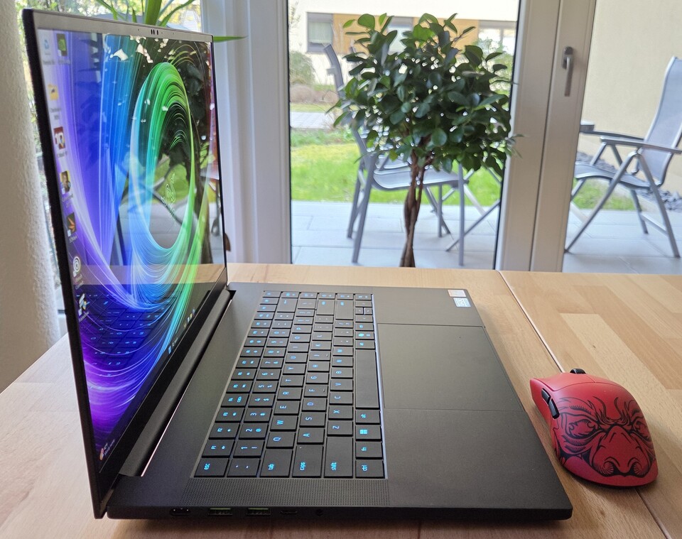 Razer quetscht in das dünne Gehäuse des Blade 16 eine RTX-5090-Grafikkarte.