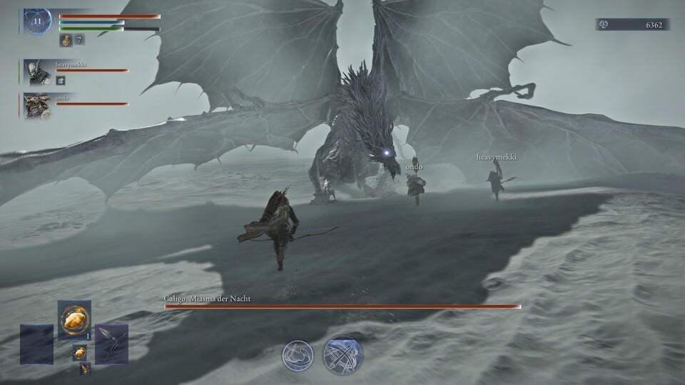 In der ersten Phase bleibt der Boss relativ lange an einer Position. Hier greift er mit Frostatem, Klauen- und Schwanzschlägen an.