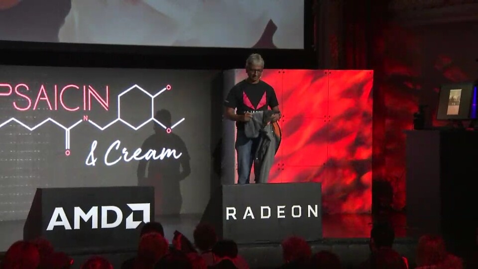 Das T-Shirt von Koduri zeigt das Logo der Radeon RX Vega.