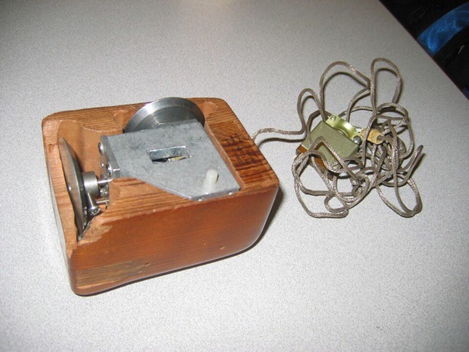 Abgesehen von einer kleinen Platine bestand die Maus aus massivem Holz und Metall. (Bildquelle: Wikipedia)