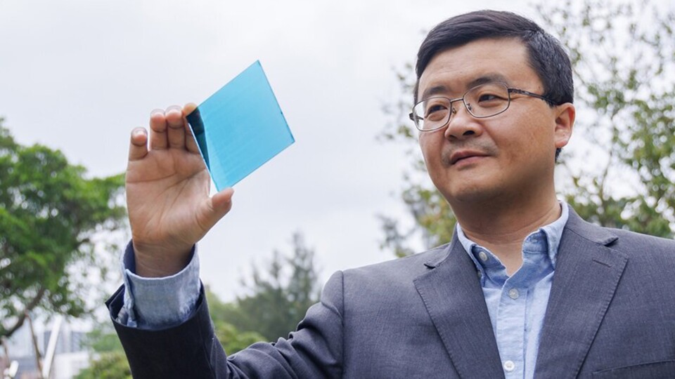 Im Bild: Prof. Li Gang mit einem der neuartigen Solar-Panels in der Hand. (Bild-Credit: Hong Kong Polytechnic University)