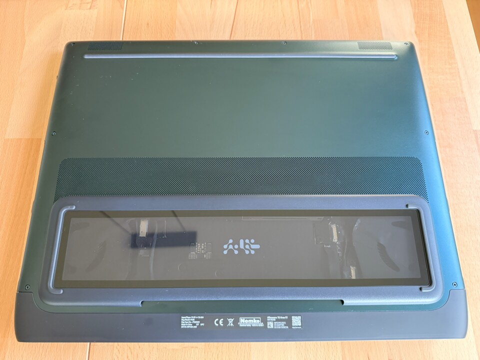 Ein Fenster am Notebook-Boden braucht kein Mensch, cool ist es trotzdem. (Bildquelle: Sven ScharpeGameStar Tech)