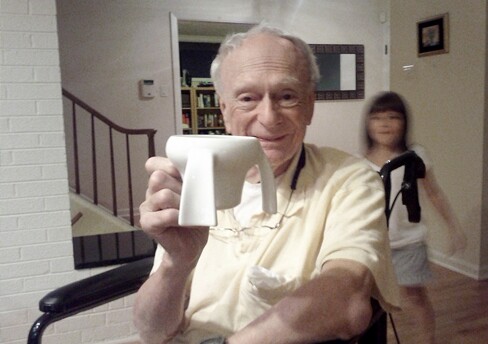 Der Großvater von Lily mit der ersten Tontasse besonderer Art. (Bildquelle: Imagiroo)