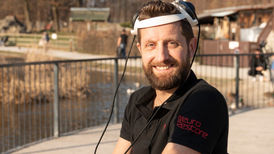 Gert-Jan Oskam trägt ein Gerät, das ihm zu mehr Mobilität verhilft. (Bild-Quelle: Neuro Restore; Fotograf: Gilles Weber)