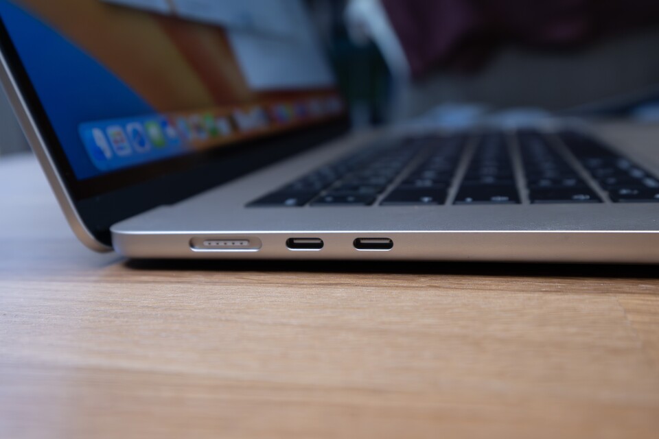 Bis auf den Kopfhöreranschluss befinden sich alle Ports links am MacBook Air